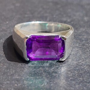 Anel masculino com pedra preciosa de ametista | Aliança em ouro maciço 14k | Joia marcante feita à mão | Anel com pedra roxa ousada | Presente elegante para ele