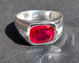 Anello con rubino taglio brillante inciso, argento sterling 925, stile Art Déco