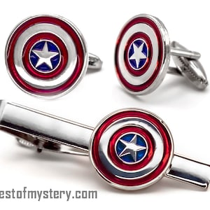 Può includere: Un set di gemelli d'argento e una clip per cravatta con un design a scudo di Captain America rosso, bianco e blu.