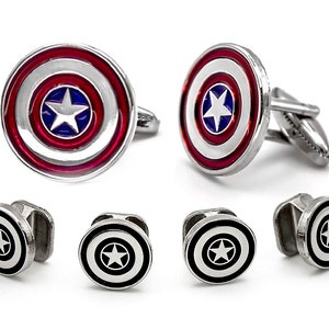 Può includere: Un set di gemelli con un design a scudo di Captain America rosso, bianco e blu. Il set include due gemelli più grandi e quattro gemelli più piccoli in stile bottone.