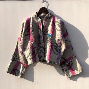 Abrigo corto único para mujer: Chaqueta reversible con patchwork Kantha.