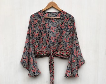 Top corto in seta: maniche a campana stile boho, annodato sul davanti