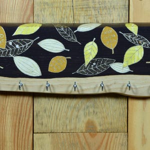 Elegante portachiavi in legno con motivo a foglie, tecnica di collage originale con carta giapponese. Giallo, argento su antracite. pezzo unico.