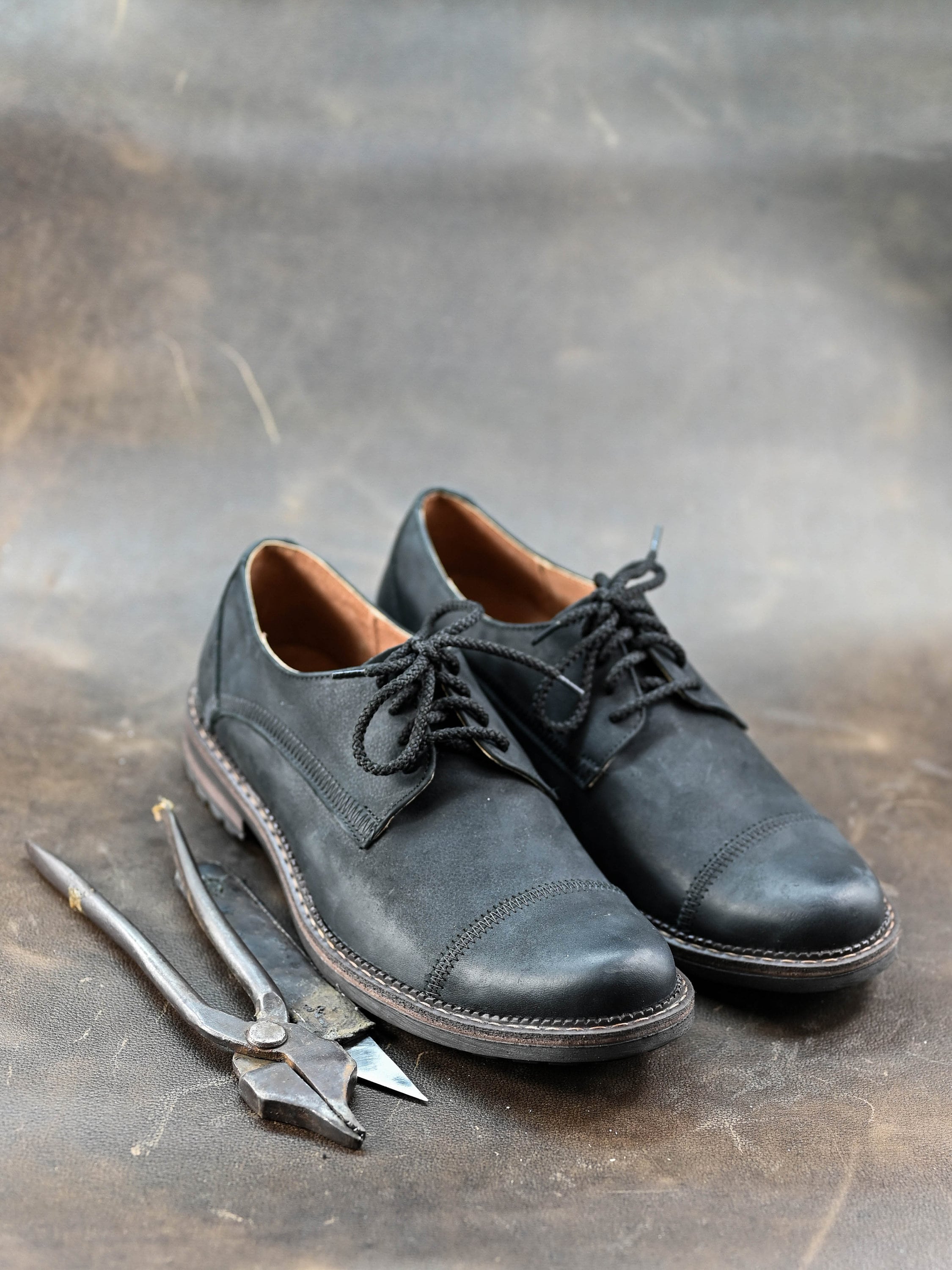 Classic black leather and wool derby shoes Rennes - Pebbled Leather Derby Shoe - Black | Manière De  main image 2