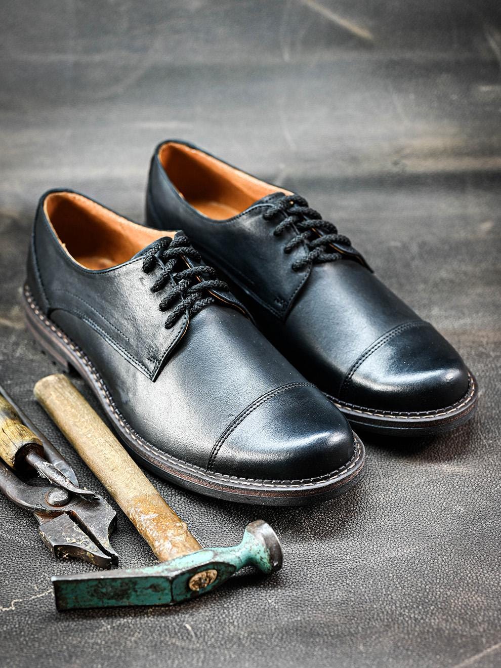 Premium Italian Leather Men display picture 1