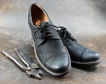 Chaussures derby homme en cuir italien premium, fabrication artisanale, style classique, chaussures pour homme, chaussures en cuir faites main, chaussures noires, élégance intemporelle