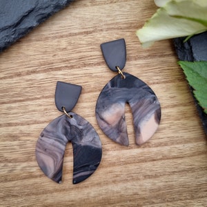 Marble look handmade earrings in salmon pink and black/grey