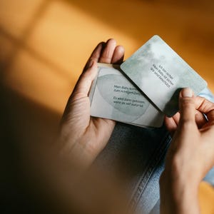 Die Affirmationskarten sind in drei Kategorien aufgeteilt. Ganzheitliche Affirmationen können auch nach der Geburt verwendet werden. Die Karten sind handlich und passen in die Handy Hülle, ins Auto oder an den Spiegel.
