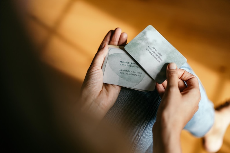 Die Affirmationskarten sind in drei Kategorien aufgeteilt. Ganzheitliche Affirmationen können auch nach der Geburt verwendet werden. Die Karten sind handlich und passen in die Handy Hülle, ins Auto oder an den Spiegel.