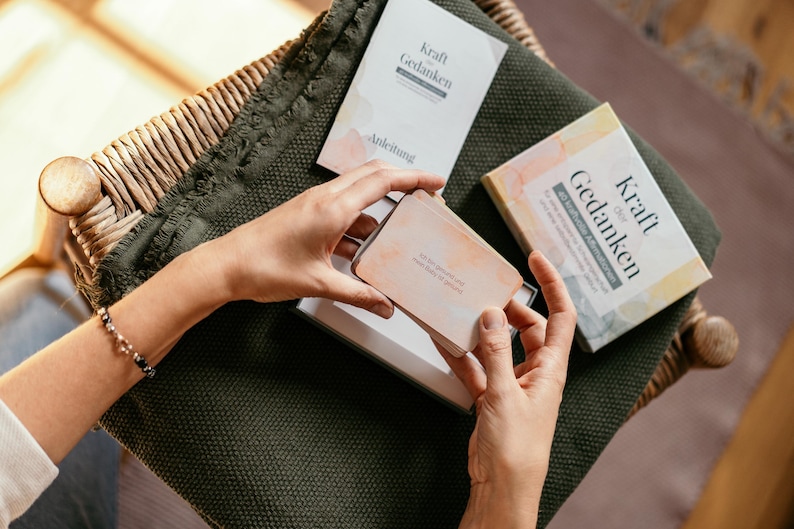 40 Affirmationskarten helfen bei der mentalen Geburtsvorbereitung um Ängste zu reduzieren und Eigenverantwortung zu stärken. Die Zeit in der Schwangerschaft nutzen für starke Kraftbilder im Kopf. Erhöht Sicherheit und Selbstbestimmung.