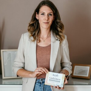 Marie Kelle Gieseke hat das Kartenset in ihrer Elternzeit entwickelt und selbstpubliziert. Ihr war ein zurückhaltendes Design wichtig. Sie erlebte zwei außerklinische Geburten, Hausgeburt und Geburtshausgeburt.