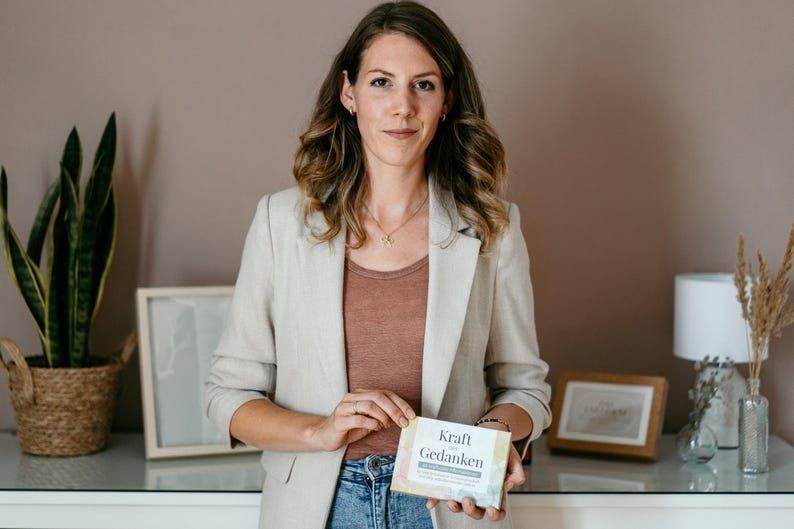 Marie Kelle Gieseke hat das Kartenset in ihrer Elternzeit entwickelt und selbstpubliziert. Ihr war ein zurückhaltendes Design wichtig. Sie erlebte zwei außerklinische Geburten, Hausgeburt und Geburtshausgeburt.