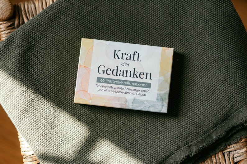 Kraft der Gedanken, 40 kraftvolle Affirmationen für eine entspannte Schwangerschaft und eine selbstbestimmte Geburt. Das zurückhaltende Design und die ganzheitlichen Affirmationen machen das Kartenset besonders.