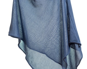 Puede incluir: Un poncho azul de punto con un escote drapeado y una forma triangular.