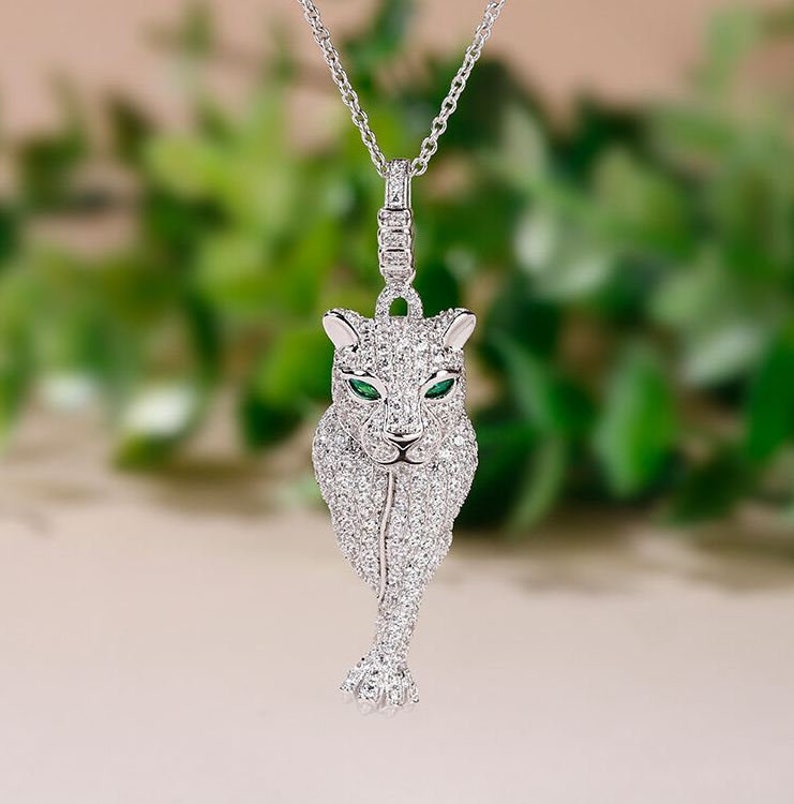 Collana leopardata, Ciondolo nuziale, Ciondolo senza catena, Collana in oro bianco 14K, Collana con diamanti smeraldo da 1 ct, Ciondolo anniversario immagine 1