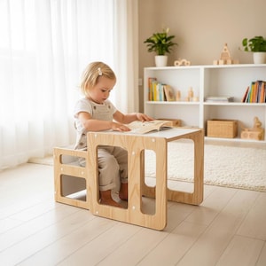 Può includere: Un set tavolo e sedia per attività in legno chiaro, caratterizzato da un piano rettangolare con superficie bianca e una sedia abbinata con schienale basso, realizzato in legno naturale con venature visibili e bordi arrotondati.