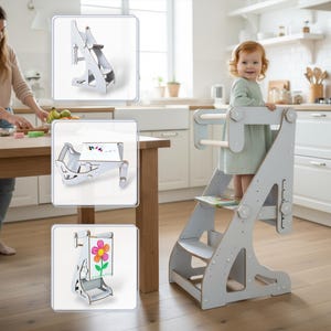 Op de afbeelding: Een lichtgrijze houten leertoren met een kind dat er in een keuken op staat. De toren heeft treden en een veiligheidsstang. Drie inzetbeelden tonen een soortgelijk houten ezel met een bloemtekening.