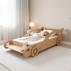 Racerbilsäng för barn – justerbar design med ribbotten och hyllspoiler