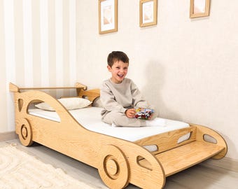 Cama Infantil de Madera con Forma de Coche – Cama Montessori Ajustable con Estante y Base Transpirable