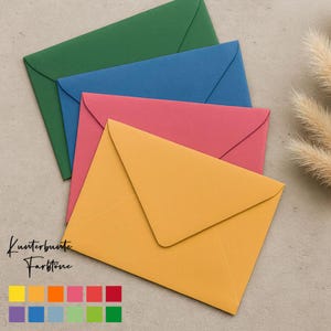 Könnte beinhalten: Eine Ansammlung farbenfroher Umschläge in Grün, Blau, Rosa und Gelb. Die Umschläge sind in einem geschichteten Muster angeordnet, wobei sich der gelbe Umschlag im Vordergrund befindet. Das Bild enthält auch eine Farbpalette mit dem Text "Kunterbunte Farbtöne".
