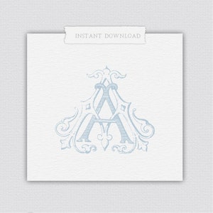 Puede incluir: Un monograma azul y blanco con la letra "A" en una fuente decorativa y adornada. La letra está rodeada de florituras y volutas intrincadas. El monograma está sobre un fondo blanco. "INSTANT DOWNLOAD" está escrito en negro en la parte superior de la imagen.