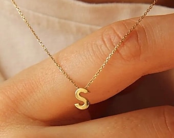 Collar con inicial de oro macizo de 14 quilates y dije de letra personalizado