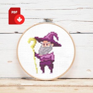 Peut inclure: Modèle de point de croix d'un sorcier violet avec une baguette jaune et une barbe blanche. Le sorcier porte un chapeau et une robe violets.