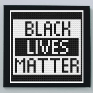 Peut inclure: Broderie au point de croix en pixel art noir et blanc avec le texte "Black Lives Matter".
