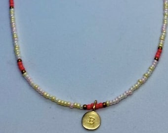 Halskette mit goldfarbenem Buchstaben