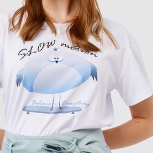 The cute cotton T-shirt with bird print.