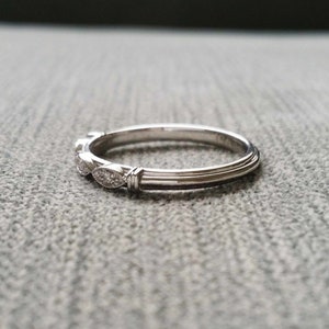 Anillo de boda apilable minimalista, chapado en oro blanco de 14 quilates, diamante de talla redonda de 2 quilates, alianza de promesa de compromiso para mujer, regalos personalizados imagen 2