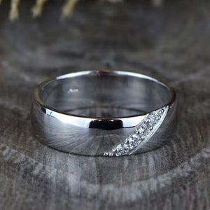 Perfecte herenverlovingsring, 14K witgoud verguld, 1 Ct ronde geslepen diamant, trouwring voor mannen, stapelbare ring, gepersonaliseerde geschenken afbeelding 2