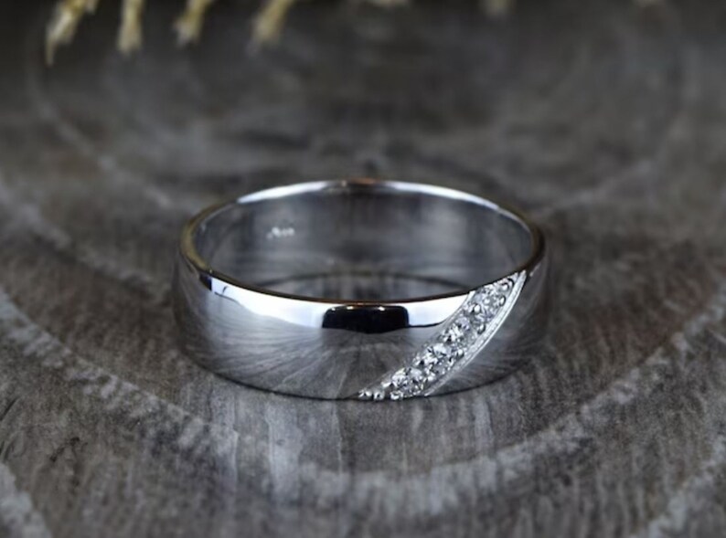Anillo de compromiso perfecto para hombres, chapado en oro blanco de 14 quilates, diamante de talla redonda de 1 qt, anillo de boda para hombres, anillo apilable, regalos personalizados imagen 2