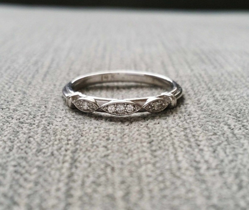 Anillo de boda apilable minimalista, chapado en oro blanco de 14 quilates, diamante de talla redonda de 2 quilates, alianza de promesa de compromiso para mujer, regalos personalizados imagen 1