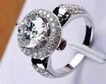 Chapado en oro blanco de 14 quilates, anillo de compromiso, regalo de boda, diamante de talla redonda de 1,8 quilates, regalo para un amigo, anillo de halo, anillo de vástago dividido, anillo de cumpleaños