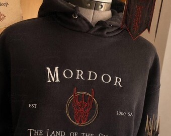 Sauron-Stickerei auf Shirt, Hoodie oder Sweatshirt – Geschenkidee für Fans des Herrn der Ringe