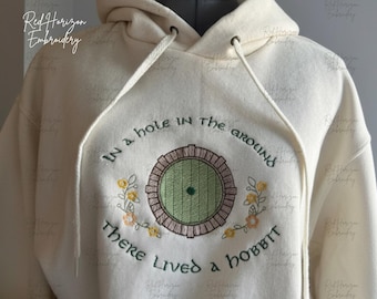 Hobbiton-Sweatshirt mit Stickerei – Gemütliche Fantasie-Hüttentür, Auenland-inspiriertes Geschenk für Fantasy-Liebhaber