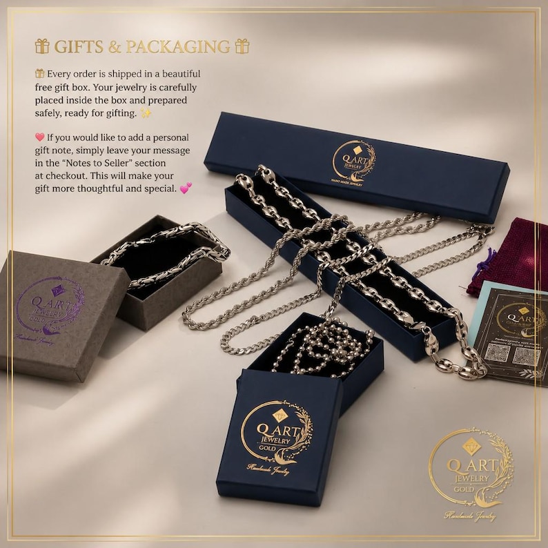 Pode incluir: Correntes de metal prateado com v&aacute;rios estilos de elos, incluindo tipo corda e marinheiro, apresentadas com caixas de joias azul-marinho e cinza com o logotipo da Q Art Jewelry. Inclui um pequeno cart&atilde;o com c&oacute;digo QR e uma bolsa de tecido roxa.