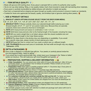 Pode incluir: Um gr&aacute;fico informativo com fundo verde claro detalhando as especifica&ccedil;&otilde;es de pulseiras de prata esterlina. Lista op&ccedil;&otilde;es de comprimento de 5,6 a 12 polegadas, padr&otilde;es de qualidade, toler&acirc;ncias de tamanho, embalagem para presente e informa&ccedil;&otilde;es de pedidos.
