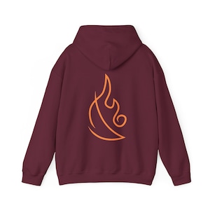 Peut inclure: Sweat-shirt à capuche bordeaux avec un motif de flamme orange stylisé au dos.