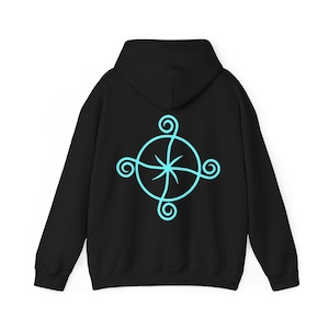 Peut inclure: Sweat-shirt à capuche noir avec un symbole stylisé bleu turquoise au dos. Le symbole est un cercle avec quatre volutes qui en sortent.
