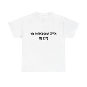 Puede incluir: Camiseta blanca con el texto negro "MY SCARECROW GIVES ME LIFE". El texto está en una fuente estilizada. La camiseta tiene cuello redondo y mangas cortas. El diseño está centrado.