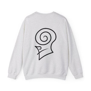 Peut inclure: Un sweat-shirt gris chiné avec un motif noir stylisé d'une tête de bélier au dos.