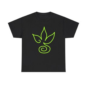Peut inclure: T-shirt noir avec un dessin au trait vert d'une plante stylisée avec une tige en spirale.