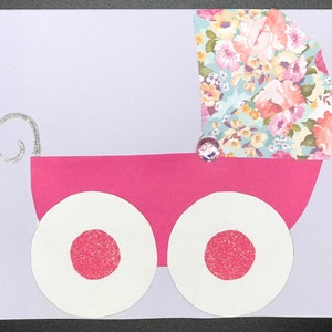 以下が含まれることがあります： 白い車輪と花柄の幌が付いたピンクのベビーカー。ベビーカーには銀色のハンドルが付いています。