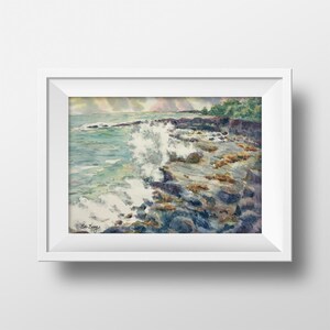 Puede incluir: Pintura acuarela de una costa rocosa con olas rompiendo. La pintura presenta un océano azul vibrante, olas blancas espumosas y rocas marrones y grises. El cielo es azul claro con toques de rosa y morado.