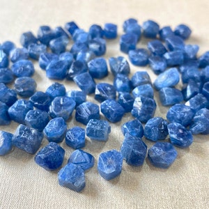 50 Gramm-AAA + natürlicher blauer Saphir Edelstein Roh, 8 x 10 MM Roh, winziger Saphir Roh, Saphir Rohstein, Halbedelstein Saphir Roh