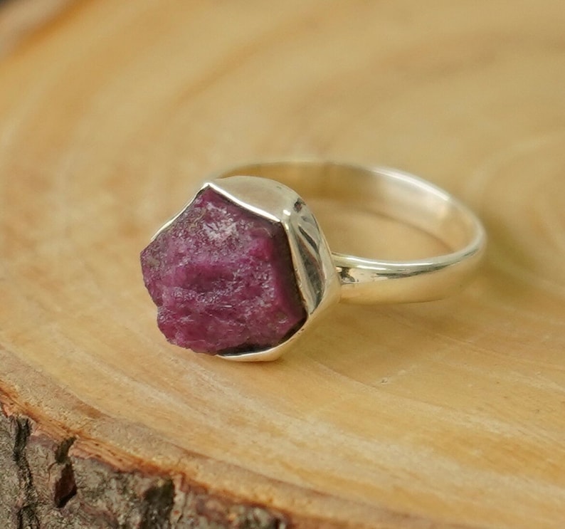 Ring ruwe robijn, natuurlijke ruwe ring robijn, ruwe ring robijn, 925 zilveren ring, ring juli Birthstone, ring ruwe stenen, minimalistische ring, midi rin afbeelding 2