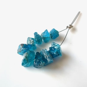 AAA-Neon Apatit Rough-Mitte gebohrt 10 Stück ~ Natürliche Perlen rau, 5-7 MM Roh Apatit Heilstein Edelstein, Dezember Birthstone, Geschenk Her