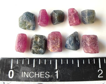10 Stück ~ Rubin- und Saphirkristalle, raue natürliche Rubinkristalle und Saphire aus Madagaskar, 10-13 MM, für die Schmuckherstellung, Geschenk für sie
